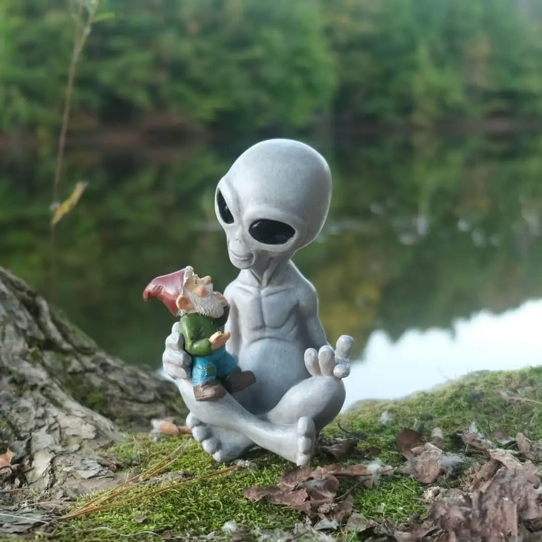 EcoGardn™ Alien and Gnome Statue